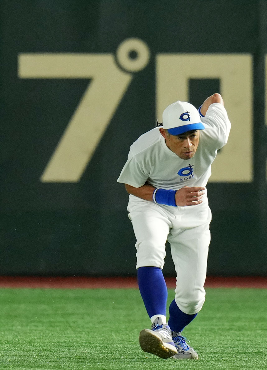 イチロー選抜対高校女子野球選抜　ノックで背面キャッチを披露するイチロー氏（撮影・横山健太）