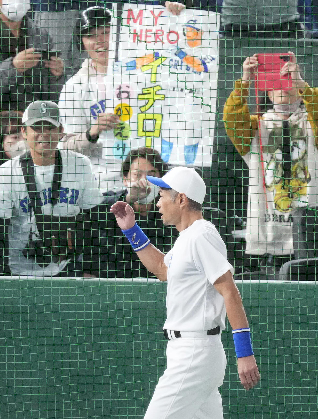 試合前、ファンの声援を受けるイチロー氏（撮影・菅敏）
