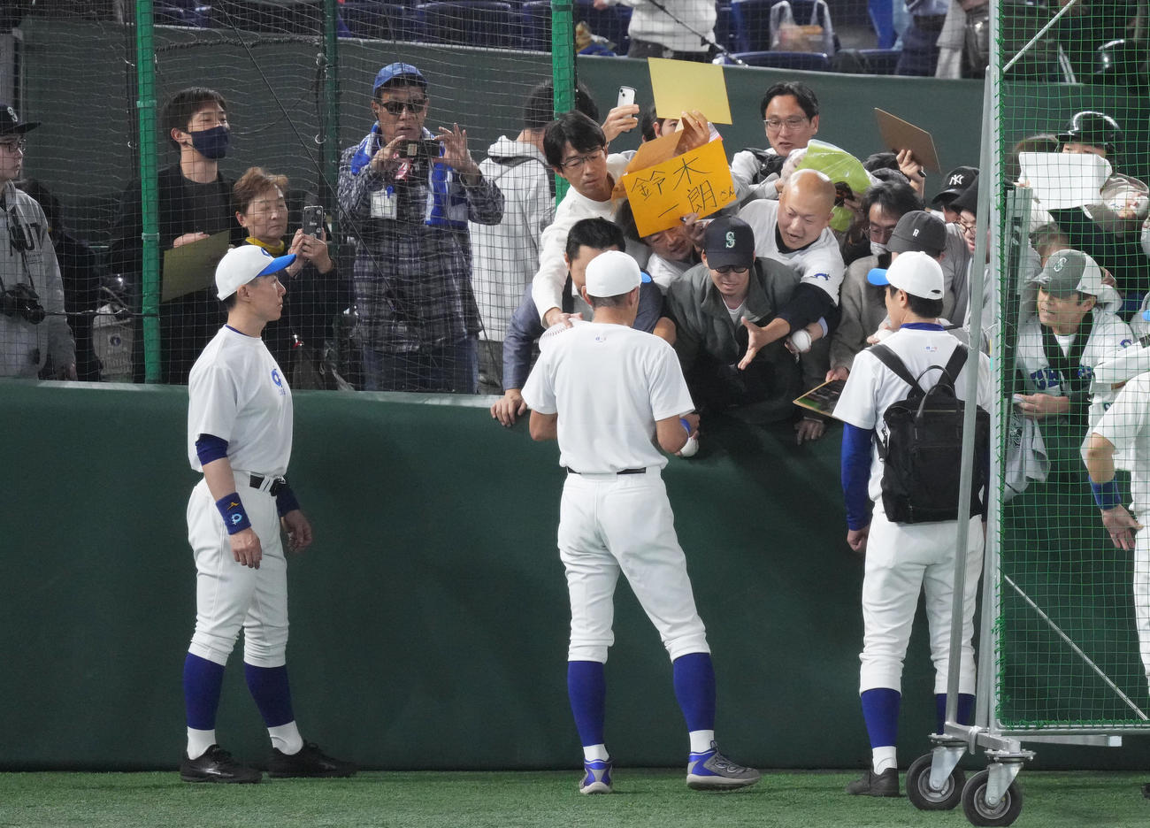 試合前、ファンにサインをするイチロー氏（中央）（撮影・菅敏）