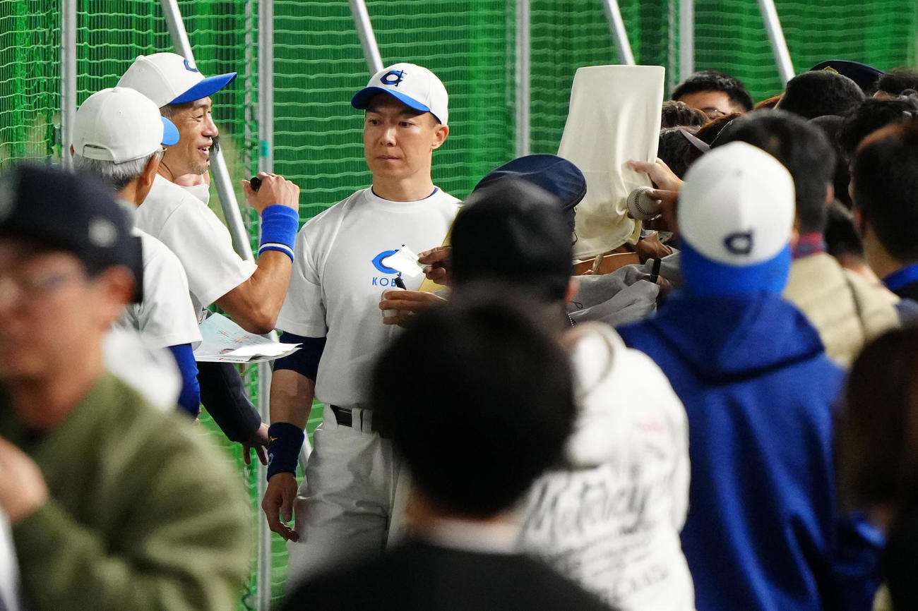 イチロー選抜対高校野球女子選抜　試合前、ファンにサインするイチロー氏（右後方）（撮影・江口和貴）