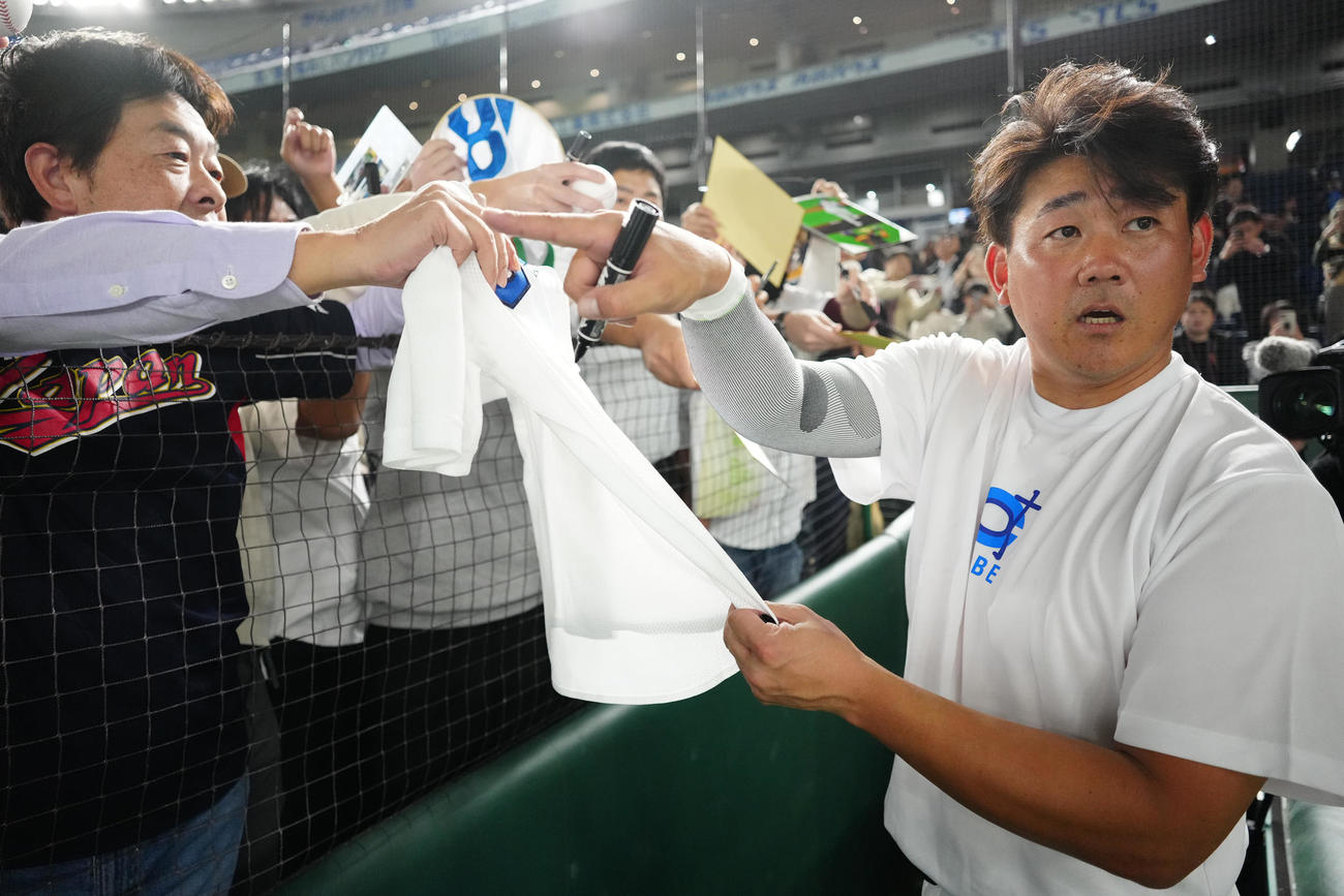 イチロー選抜対高校野球女子選抜　試合前、ファンにサインする松坂氏（右）（撮影・江口和貴）