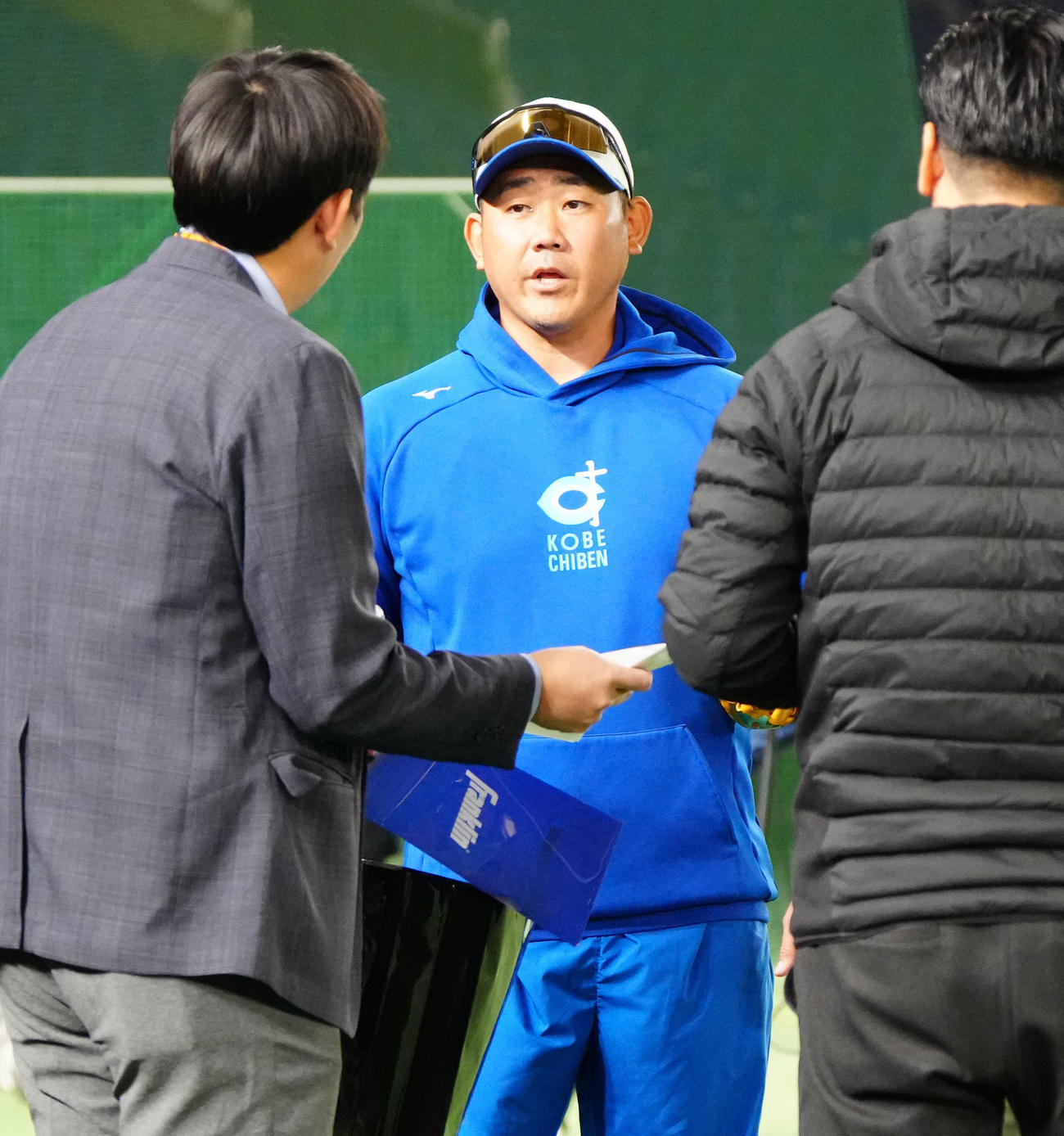 イチロー選抜対高校野球女子選抜　練習開始前、関係者と話す松坂氏（中央）（撮影・江口和貴）
