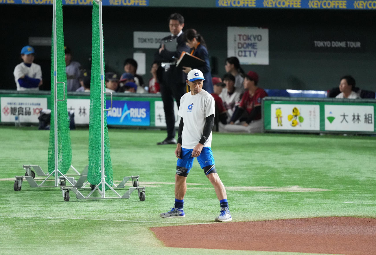 試合前、アップをするイチロー氏（撮影・菅敏）