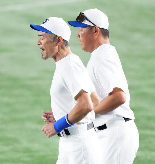 試合前、ランニングをするイチロー氏(左)と松坂氏(撮影・菅敏)