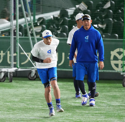 試合前、アップをするイチロー氏。右は松坂氏(撮影・菅敏)