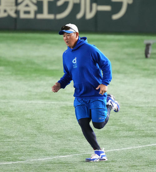 試合前、アップをする松坂氏(撮影・菅敏)