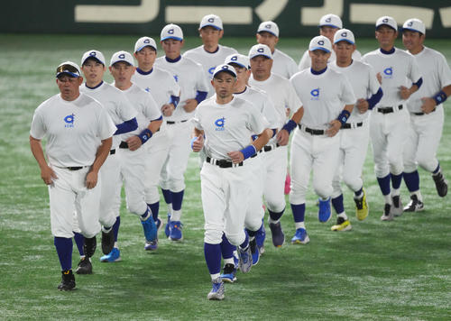 試合前、ランニングをするイチロー氏(中央)、松坂氏(左端)ら(撮影・菅敏)