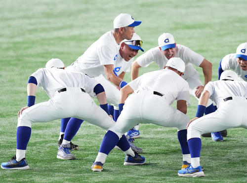 試合前の練習中に声出しをするイチロー氏(左から2人目)、松坂氏(左から3人目)ら(撮影・菅敏)
