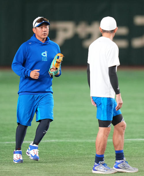 イチロー選抜対高校女子野球選抜 言葉を交わすイチロー氏(右)と松坂大輔氏(撮影・横山健太)