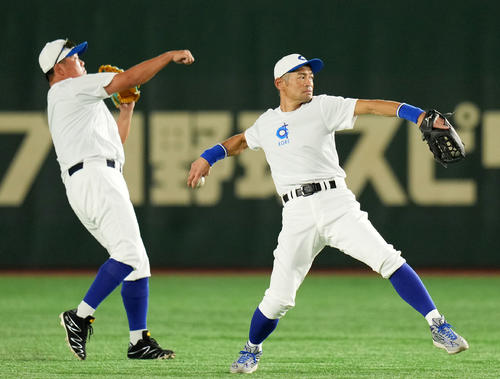 イチロー選抜対高校女子野球選抜 キャッチボールをするイチロー氏(右)と松坂大輔氏(撮影・横山健太)