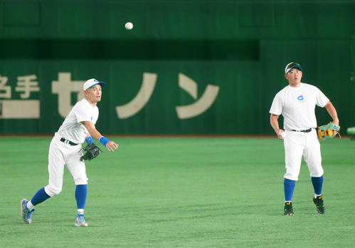 イチロー選抜対高校野球女子選抜 試合前練習でキャッチボールするイチロー氏(左)と松坂氏(撮影・江口和貴)