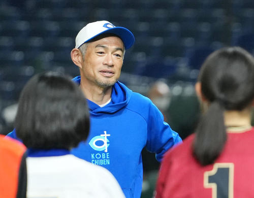 イチロー選抜対高校女子野球選抜 高校女子野球選抜の選手たちに声をかけるイチロー氏(撮影・横山健太)