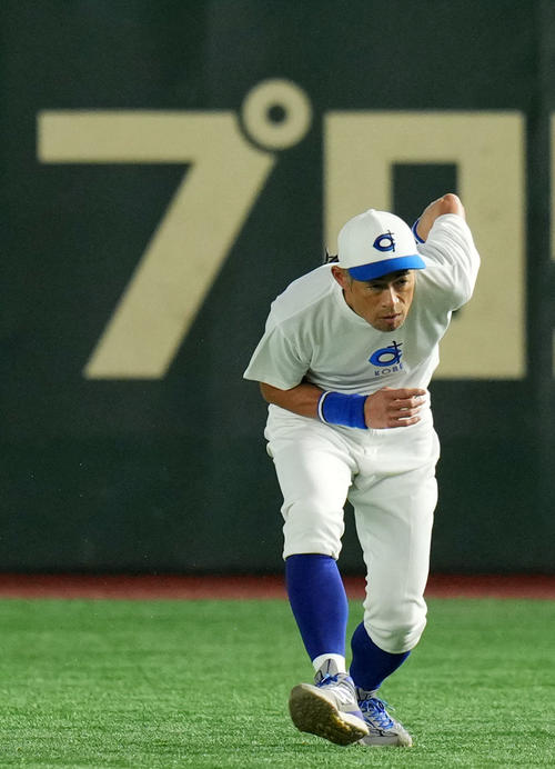 イチロー選抜対高校女子野球選抜 ノックで背面キャッチを披露するイチロー氏(撮影・横山健太)