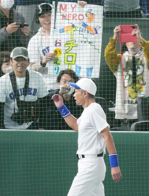 試合前、ファンの声援を受けるイチロー氏(撮影・菅敏)