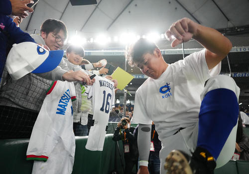 イチロー選抜対高校野球女子選抜 試合前、ファンにサインする松坂氏(右)(撮影・江口和貴)
