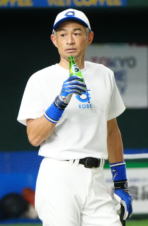 イチロー選抜対高校野球女子選抜 試合前の打撃練習中、水分補給するイチロー氏(撮影・江口和貴)