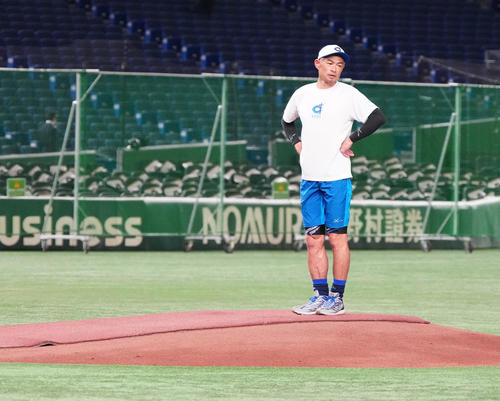 イチロー選抜対高校野球女子選抜 練習開始前、マウンドの感触を確かめるイチロー氏(撮影・江口和貴)