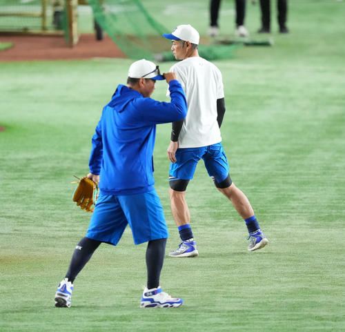 試合前、アップをするイチロー氏(右)と松坂氏(撮影・菅敏)