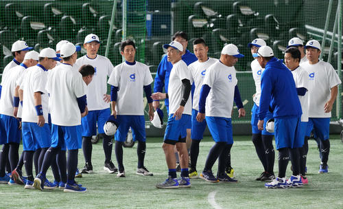 試合前の練習でナインに指示を出すイチロー氏(中央)(撮影・菅敏)