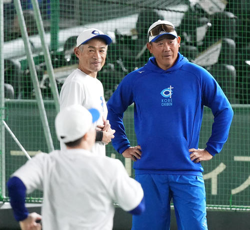 試合前の練習中に松坂氏(右)と笑顔で話すイチロー氏(撮影・菅敏)