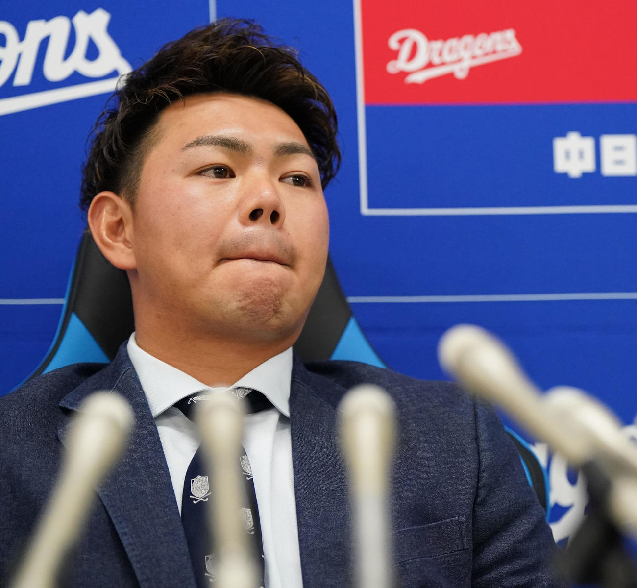契約交渉を終え会見する高橋周（撮影・森本幸一）
