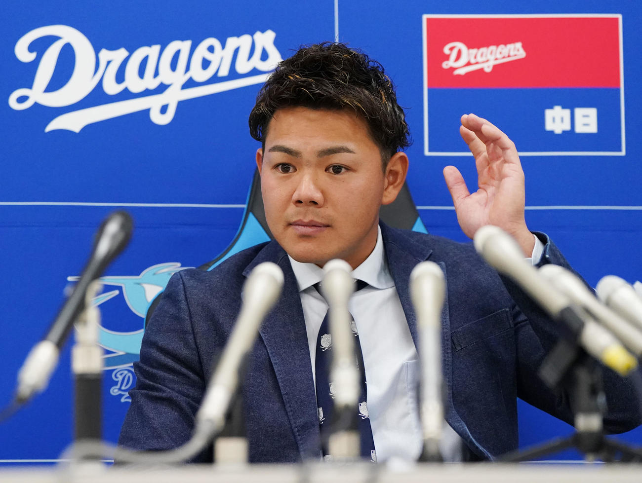 契約交渉を終え会見する高橋周（撮影・森本幸一）