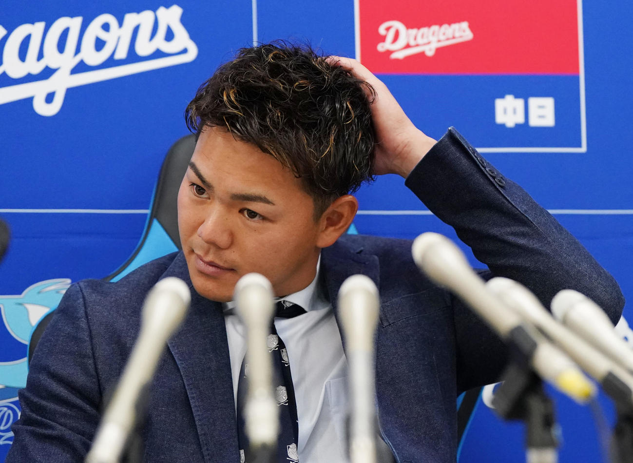 契約交渉を終え会見する高橋周（撮影・森本幸一）