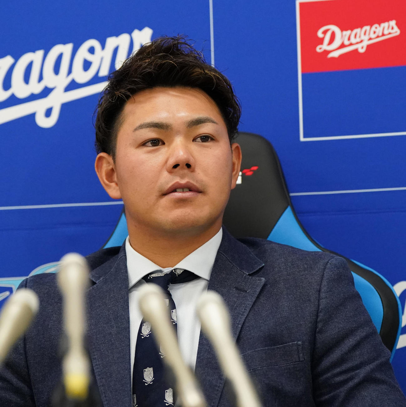 契約交渉を終え会見する高橋周（撮影・森本幸一）