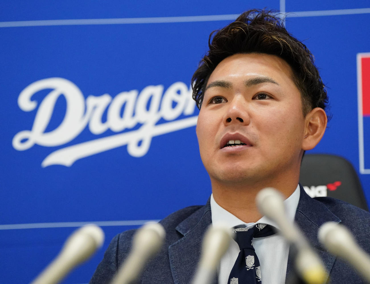 契約交渉を終え会見する高橋周（撮影・森本幸一）