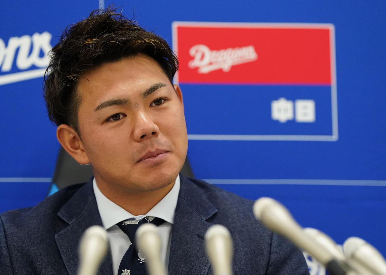 契約交渉を終え会見する高橋周（撮影・森本幸一）