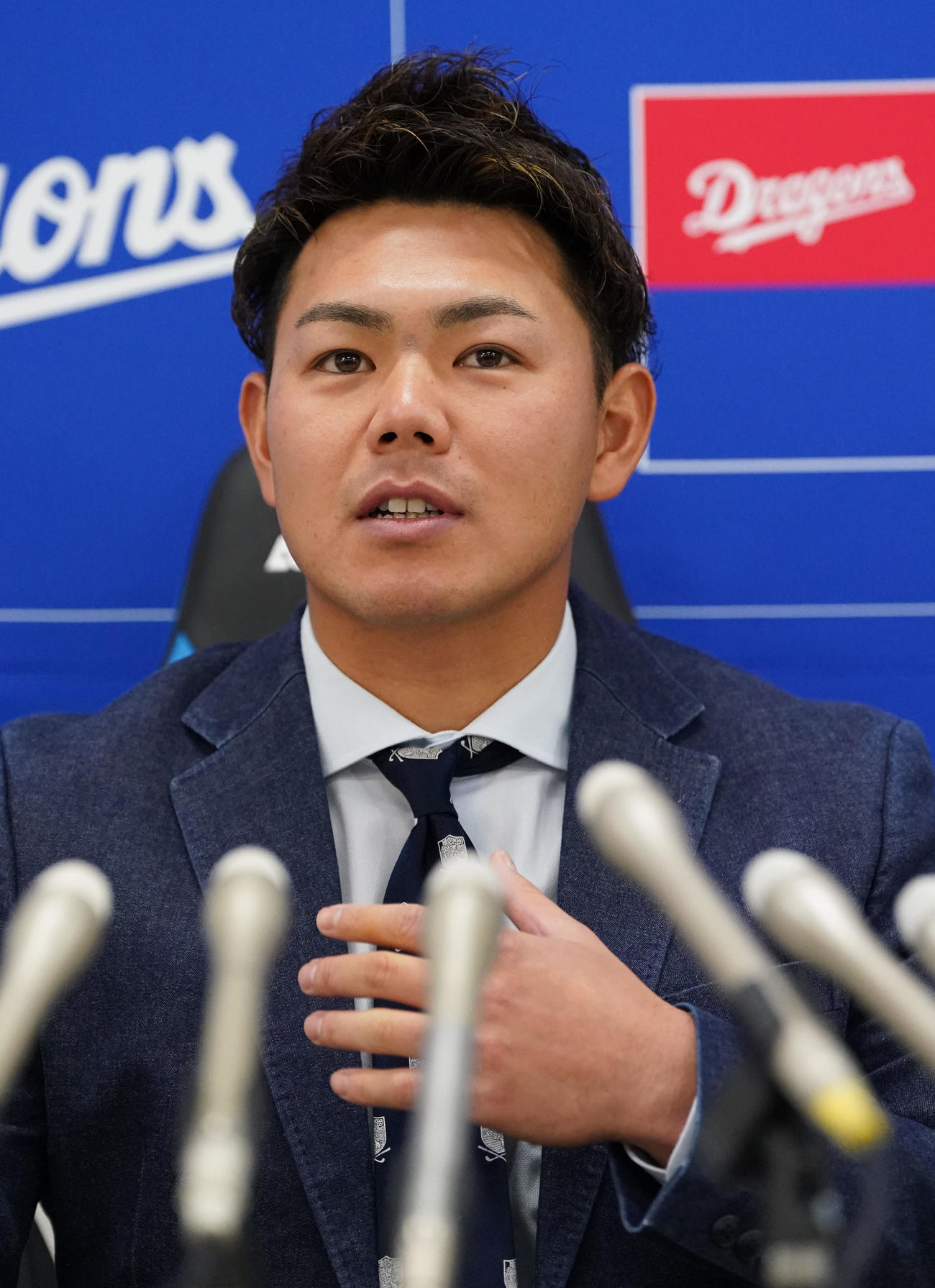 契約交渉を終え会見する高橋周（撮影・森本幸一）