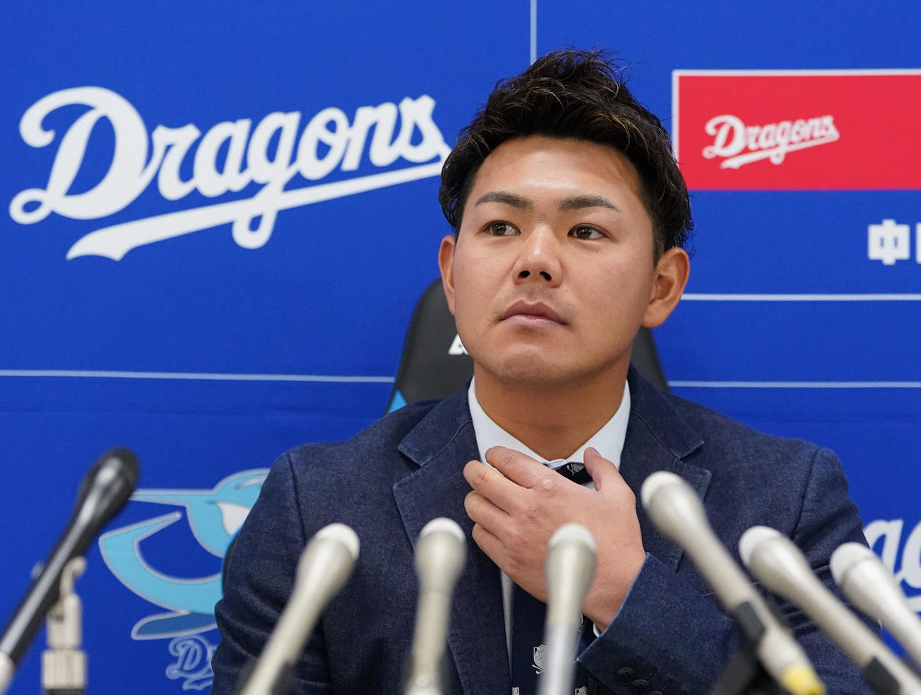 契約交渉を終え会見する高橋周（撮影・森本幸一）