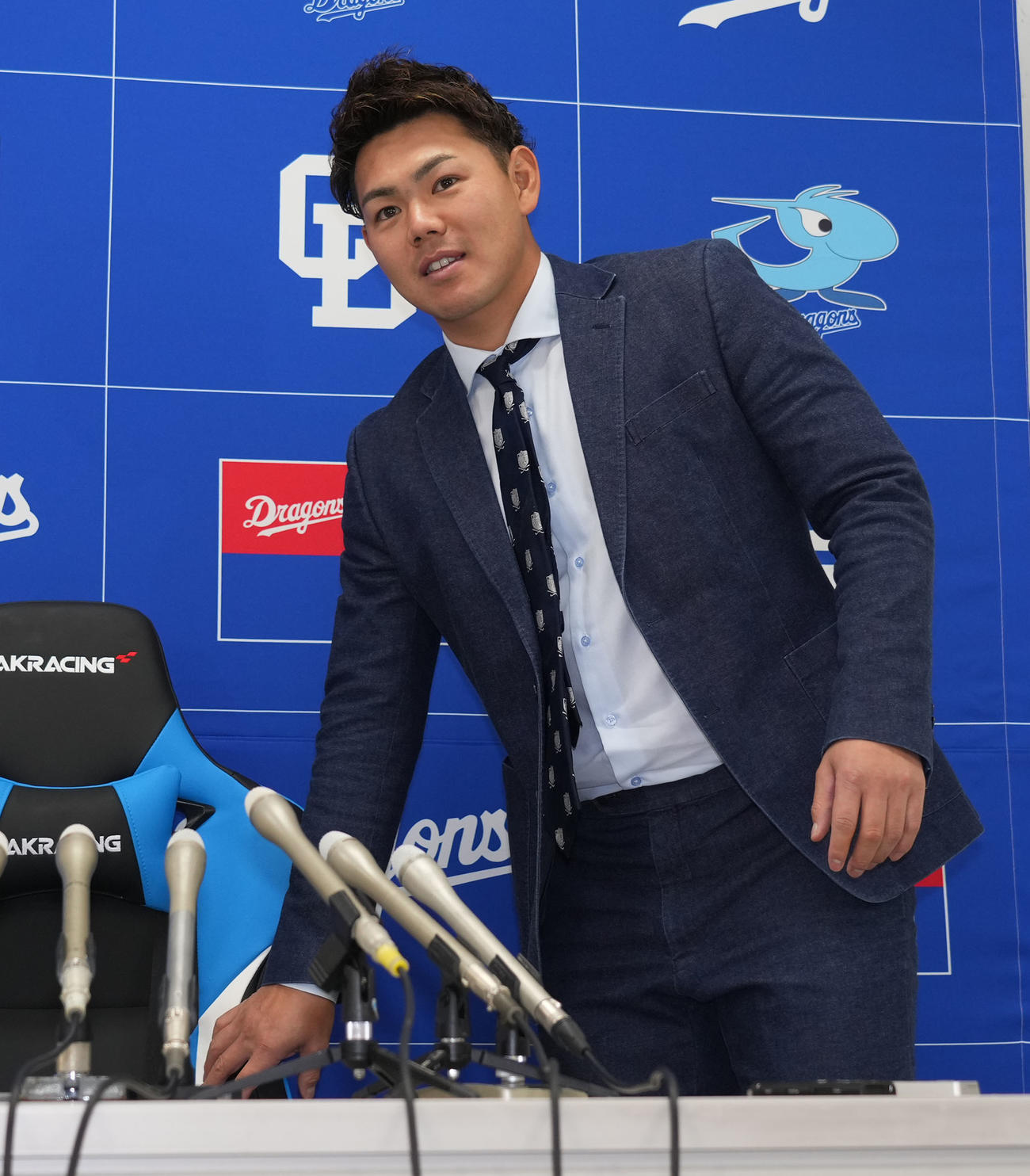 契約交渉を終え会見場の席に着く高橋周（撮影・森本幸一）