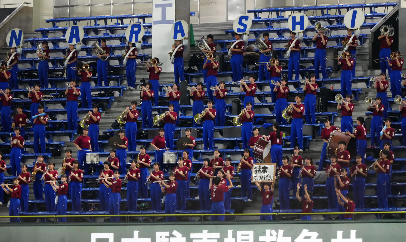 イチロー選抜対高校野球女子選抜　試合前、右翼席で演奏する習志野の吹奏楽部（撮影・江口和貴）