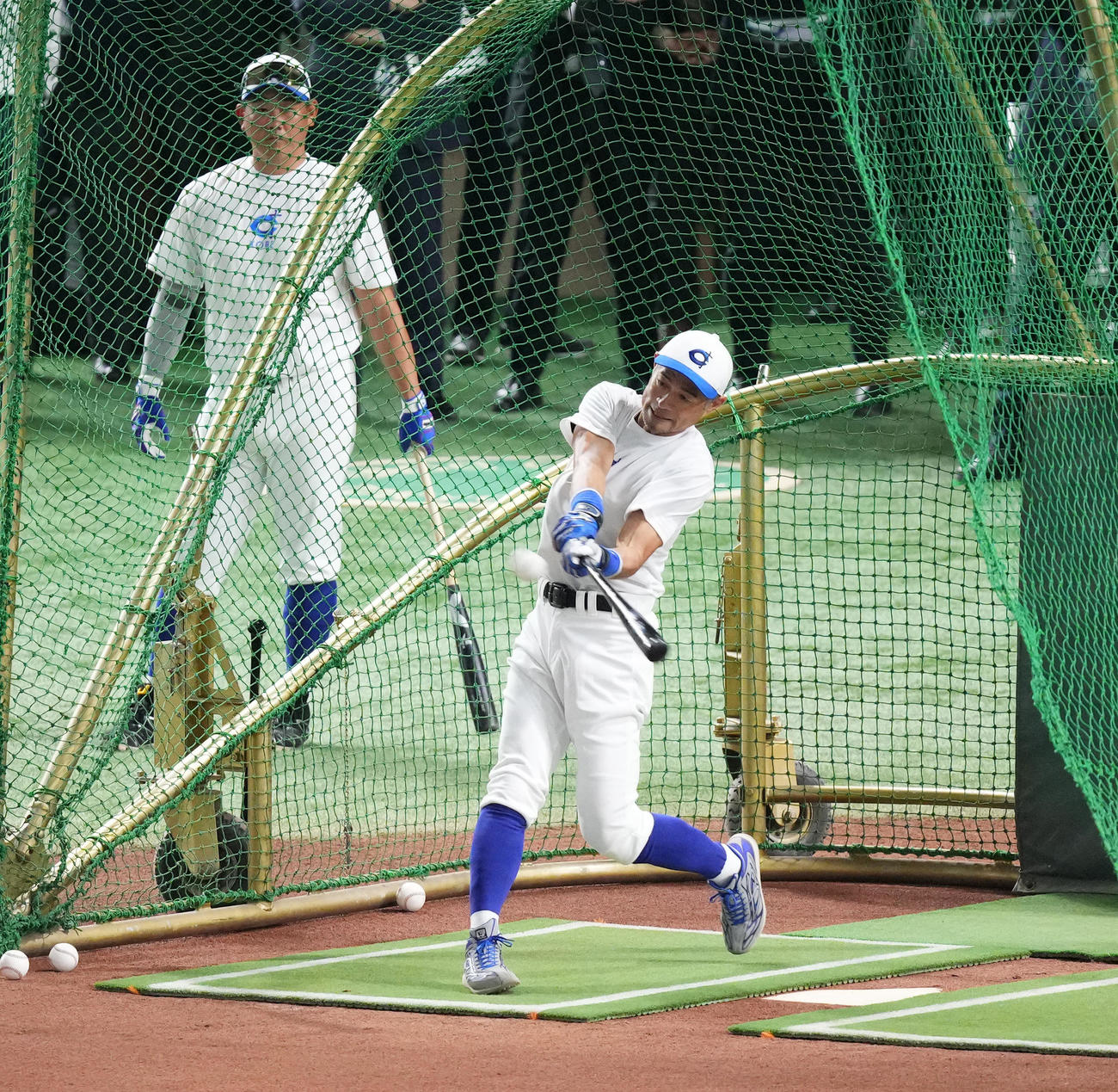 イチロー選抜対高校野球女子選抜　試合前、打撃練習をするイチロー氏。後方は松坂氏（撮影・菅敏）