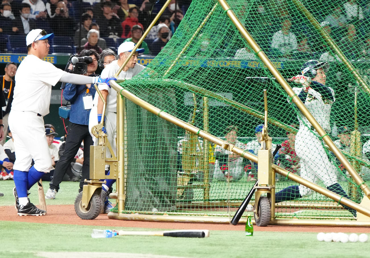 イチロー選抜対高校野球女子選抜　試合前、高校野球女子選抜の神戸弘陵・谷川（右）の打撃練習を見つめるイチロー氏（左から2人目）と松坂氏（撮影・江口和貴）