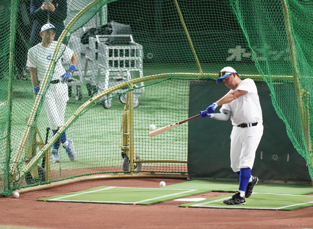 イチロー選抜対高校野球女子選抜　試合前、打撃練習をする松坂氏。後方はイチロー氏（撮影・菅敏）