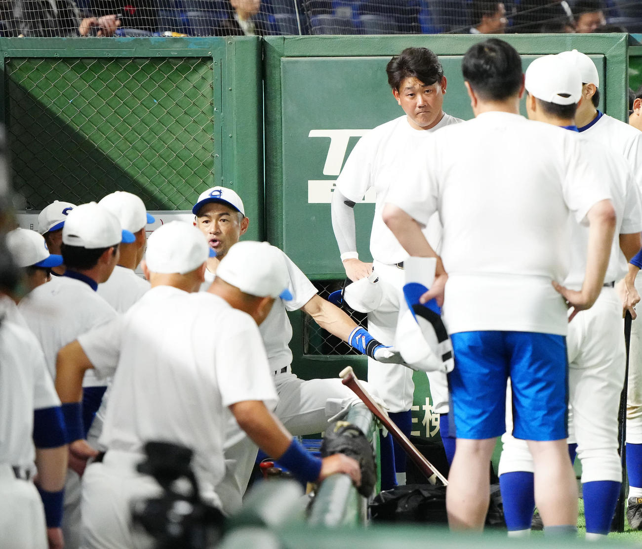 イチロー選抜対高校野球女子選抜　試合前、ベンチでチームメートに声をかけるイチロー氏（後方左）。同右は松坂氏（撮影・江口和貴）