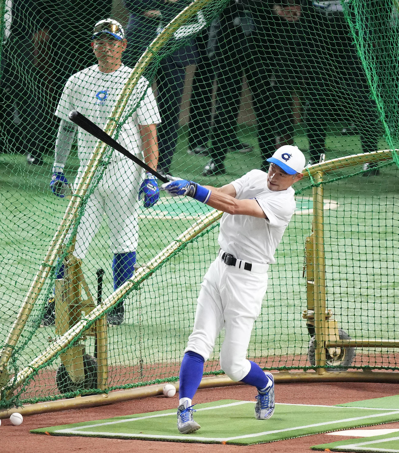 イチロー選抜対高校野球女子選抜　試合前、打撃練習をするイチロー氏。後方は松坂氏（撮影・菅敏）