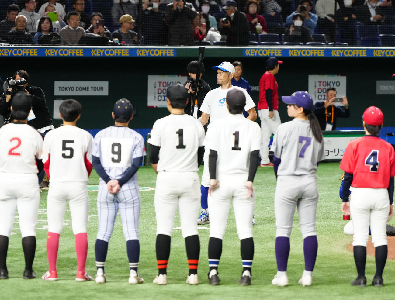 イチロー選抜対高校野球女子選抜　試合前、高校野球女子選抜の選手たちの前で打撃練習するイチロー氏（後方）（撮影・江口和貴）