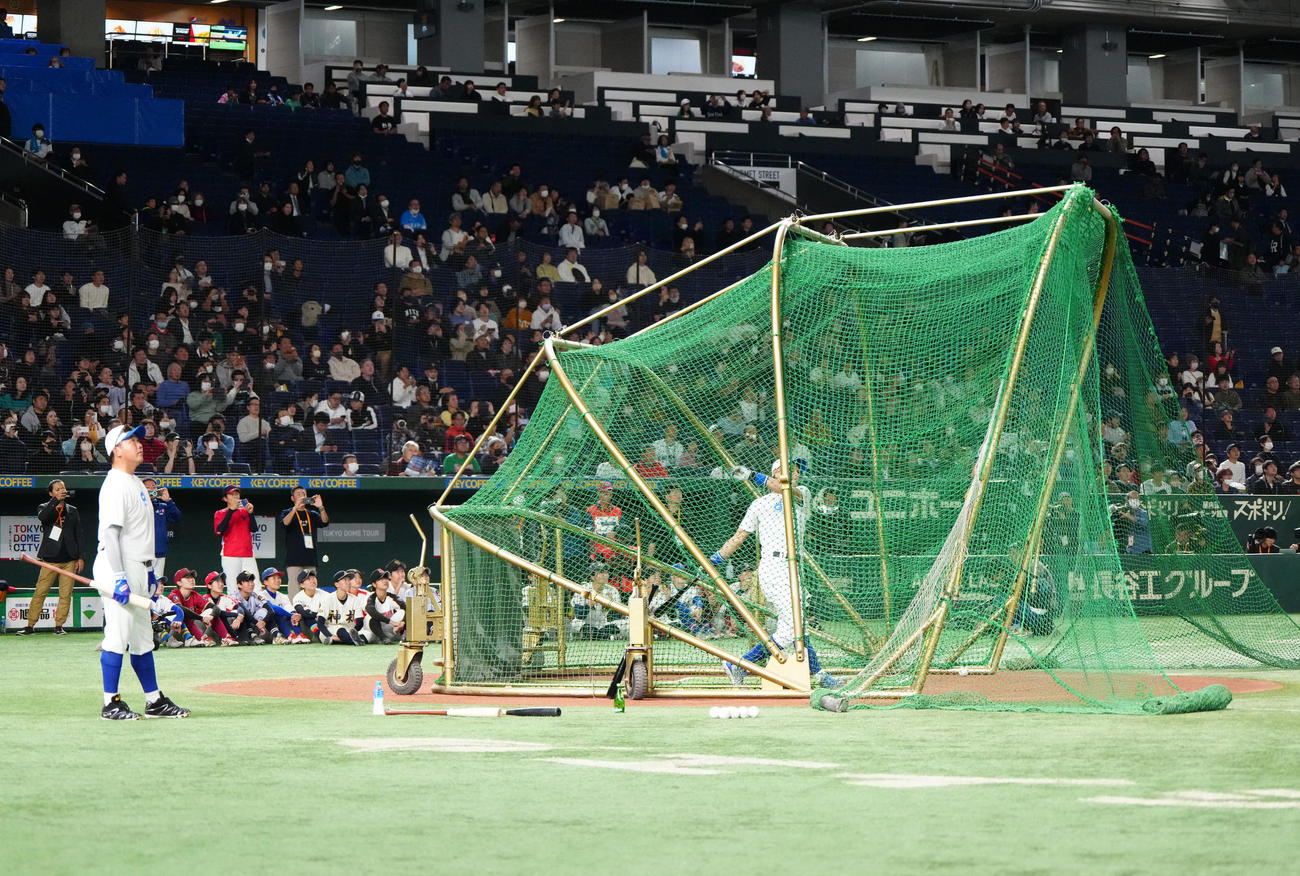 イチロー選抜対高校野球女子選抜　試合前の打撃練習で柵越えするイチロー氏。左は松坂氏（撮影・江口和貴）