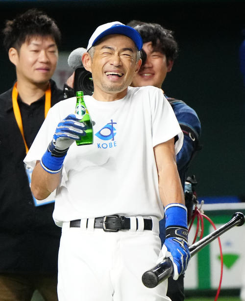 イチロー選抜対高校野球女子選抜 試合前の打撃練習中、笑顔を見せるイチロー氏(撮影・江口和貴)