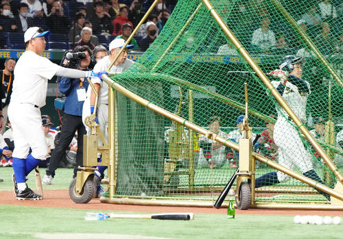 イチロー選抜対高校野球女子選抜 試合前、高校野球女子選抜の神戸弘陵・谷川(右)の打撃練習を見つめるイチロー氏(左から2人目)と松坂氏(撮影・江口和貴)