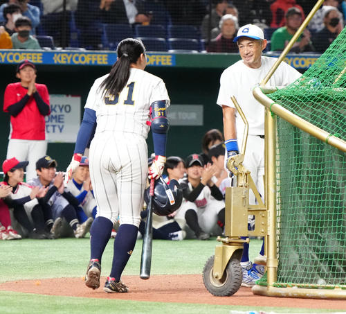 イチロー選抜対高校野球女子選抜 試合前、打撃練習した高校野球女子選抜の神戸弘陵・谷川(左)に笑顔を見せるイチロー氏(撮影・江口和貴)