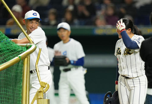 イチロー選抜対高校女子野球選抜 打撃練習を終えた高校女子野球選抜・谷川(右)に声をかけるイチロー氏(撮影・横山健太)