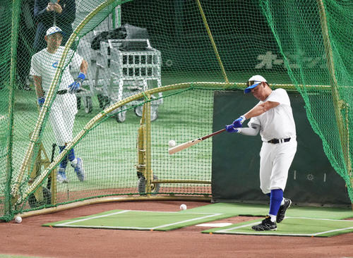 イチロー選抜対高校野球女子選抜 試合前、打撃練習をする松坂氏。後方はイチロー氏(撮影・菅敏)