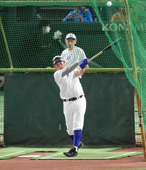 イチロー選抜対高校野球女子選抜 試合前、打撃練習をする松坂氏。後方はイチロー氏(撮影・菅敏)