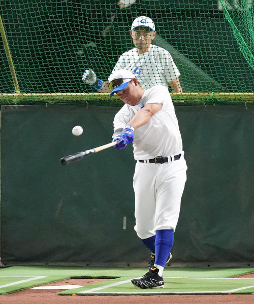 イチロー選抜対高校野球女子選抜 試合前、打撃練習をする松坂氏。後方はイチロー氏(撮影・菅敏)
