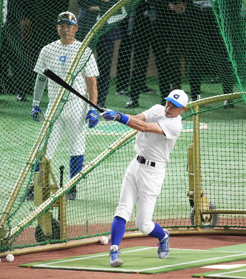 イチロー選抜対高校野球女子選抜 試合前、打撃練習をするイチロー氏。後方は松坂氏(撮影・菅敏)
