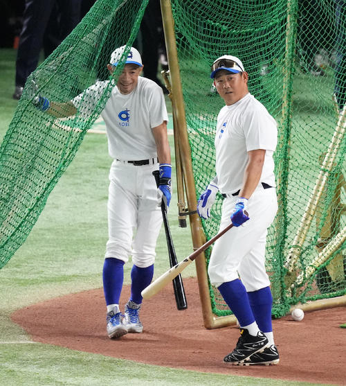 イチロー選抜対高校野球女子選抜 試合前、打撃練習をするイチロー氏(左)と松坂氏(撮影・菅敏)